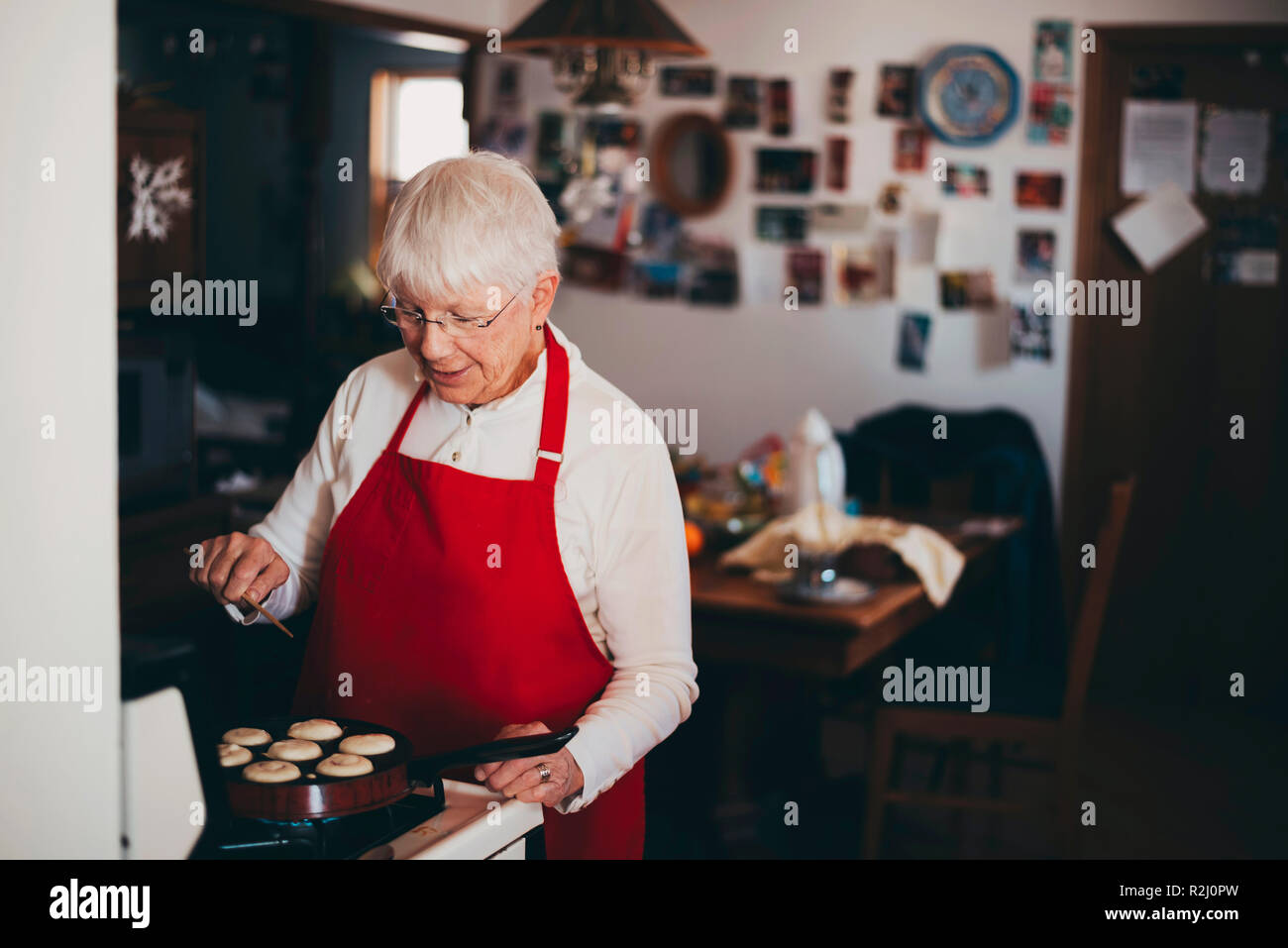 Ältere Frau kochen traditionelle schwedische Weihnachten Knödel Stockfoto