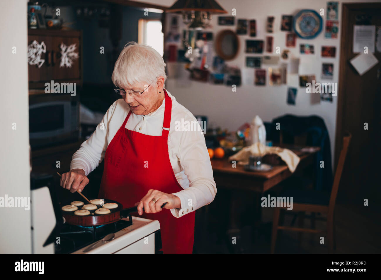 Ältere Frau kochen traditionelle schwedische Weihnachten Knödel Stockfoto