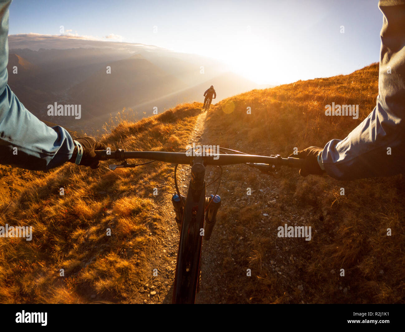 Persönliche Perspektive geschossen von einem Mann Mountainbiken mit einem Freund in den Alpen, Gastein, Salzburg, Österreich Stockfoto
