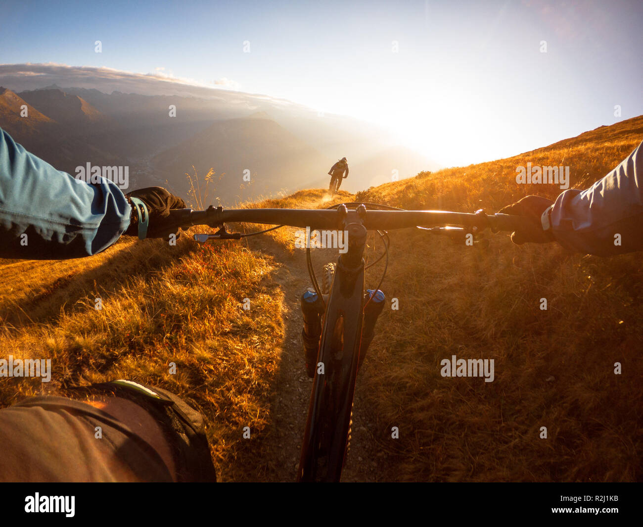 Persönliche Perspektive geschossen von einem Mann Mountainbiken mit einem Freund in den Alpen, Gastein, Salzburg, Österreich Stockfoto
