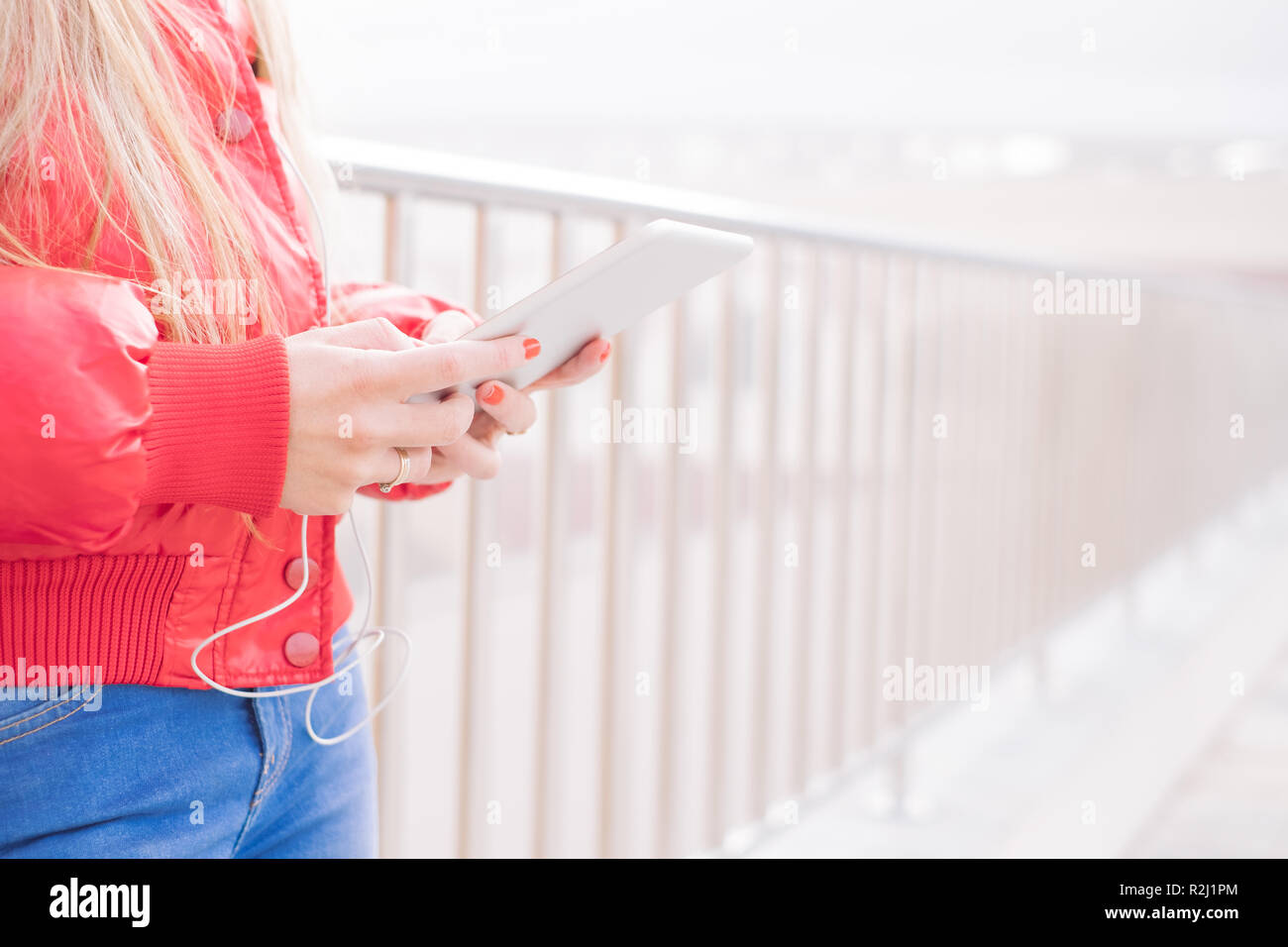 Die Frau auf der Straße mit einem Mobiltelefon Stockfoto