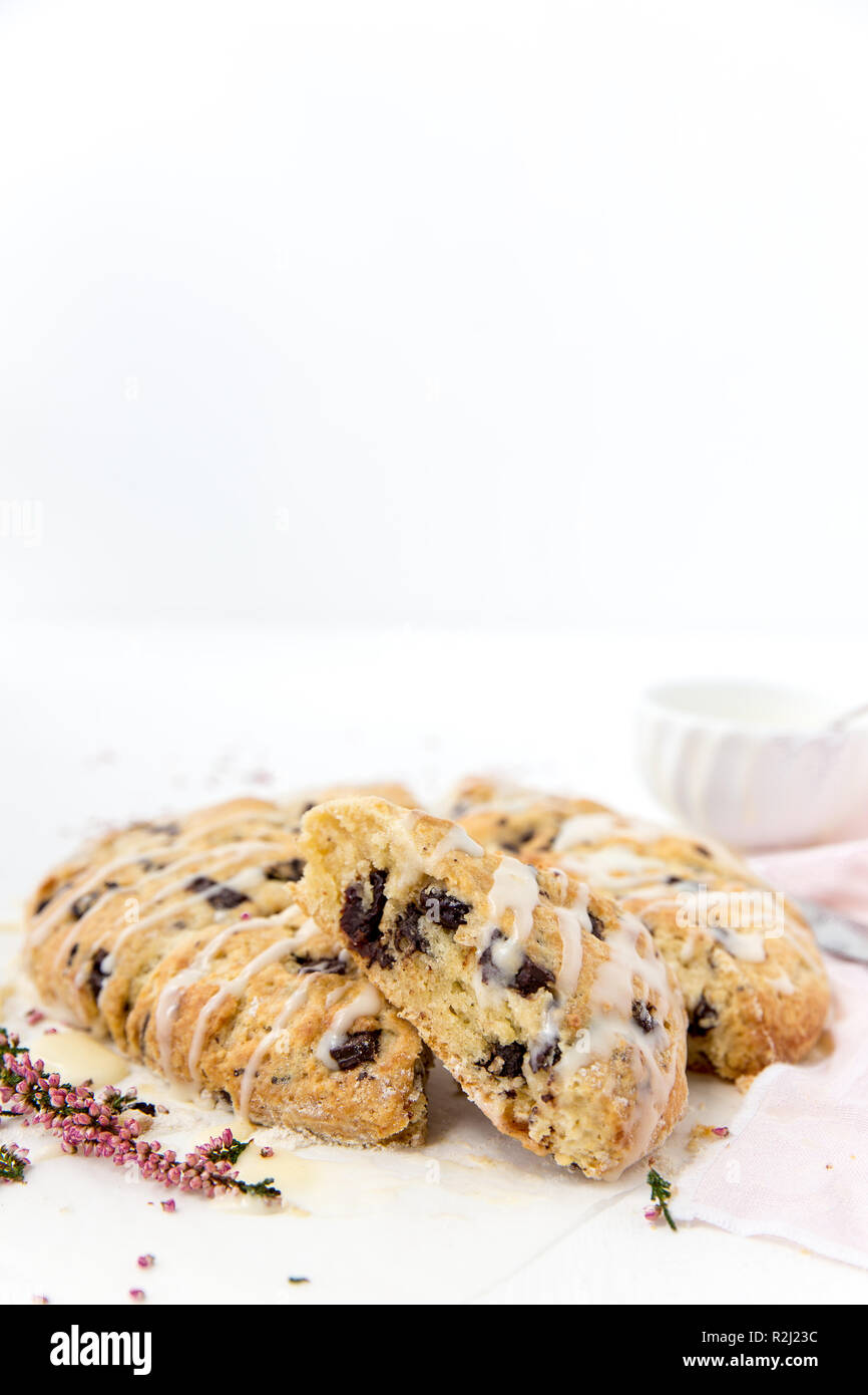 Dunkle Schokolade und Kirsche Scones Stockfoto