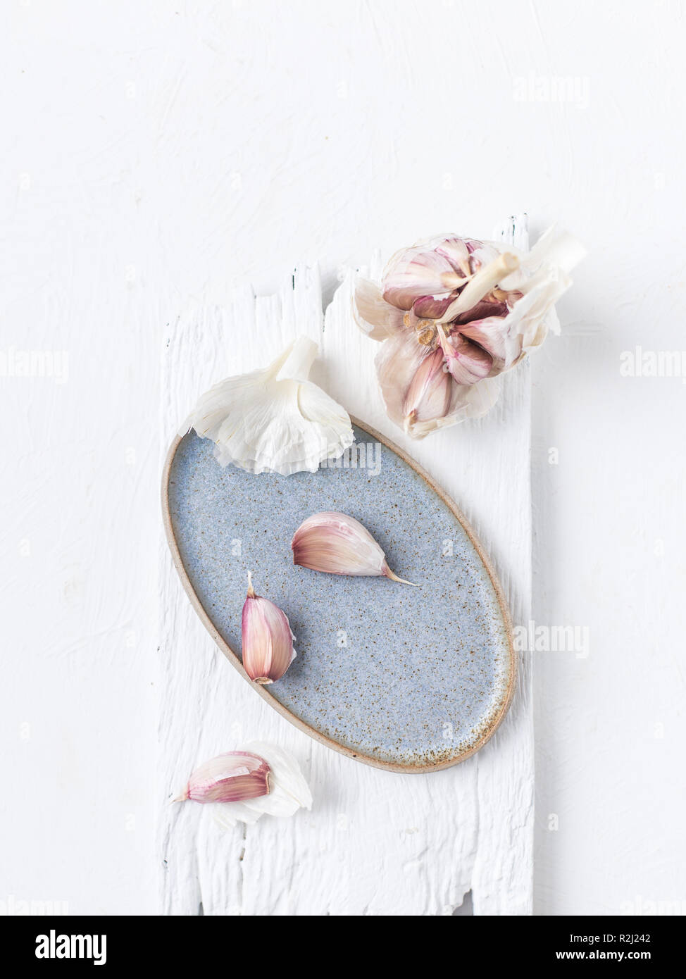 , Knoblauchzwiebel und Knoblauchzehen Stockfoto