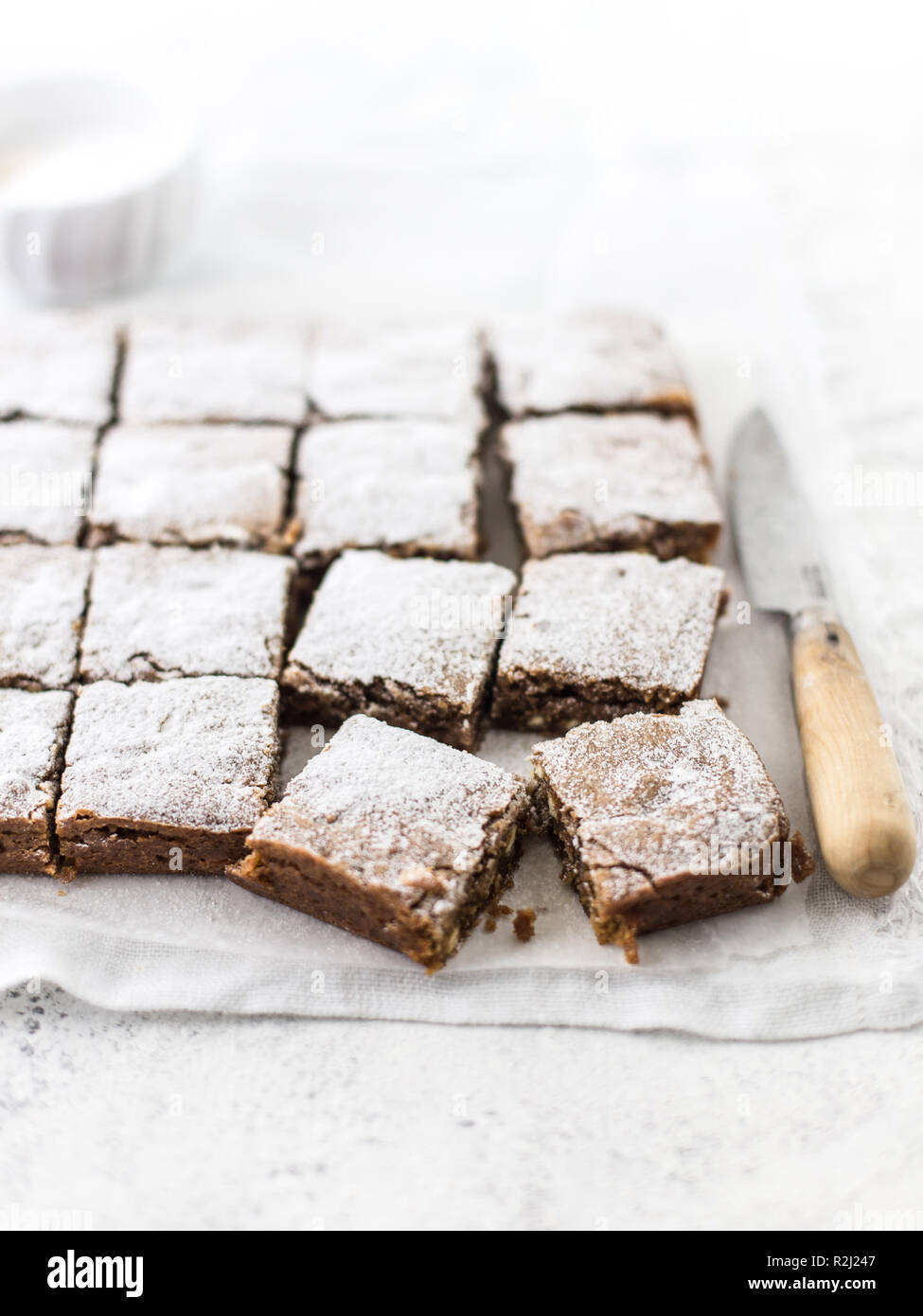 Weiße Schokolade Karamell blondies auf eine Serviette Stockfoto