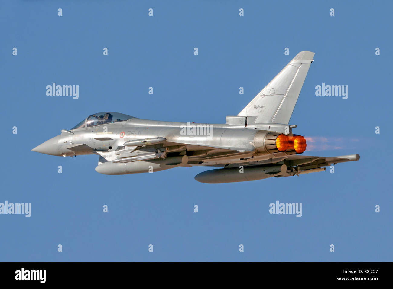 Italienische Luftwaffe Eurofighter Typhoon im Flug. Eine zweimotorige, canard - delta wing, multirole Fighter. Stockfoto