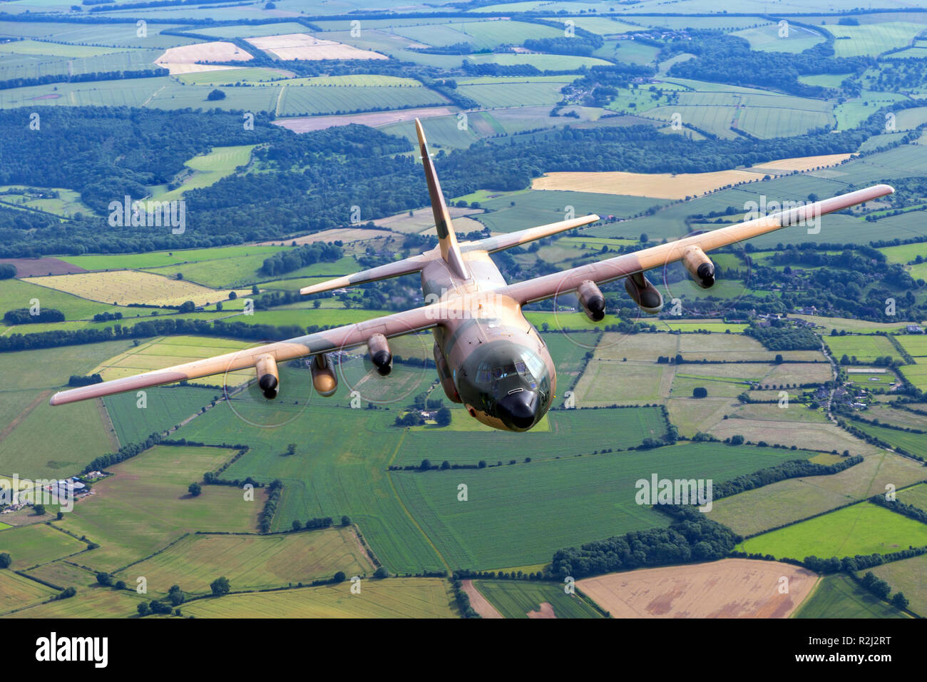Royal Jordanian Air Force Lockheed C-130 Hercules im Flug. Im Royal International Air Tattoo (RIAT) fotografiert. Stockfoto