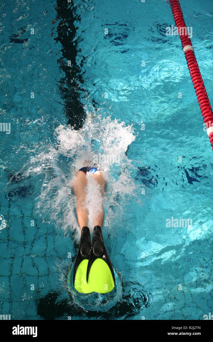 Der Sprung ins Wasser. Stockfoto