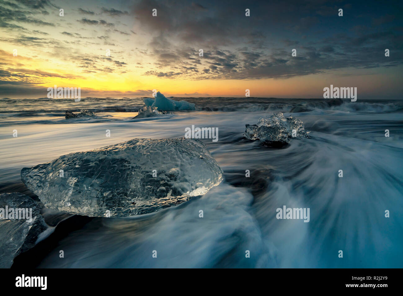 Diamond Beach bei Sonnenaufgang, Jokulsarlon, Vatnajokull Glacier National Park, Island Stockfoto