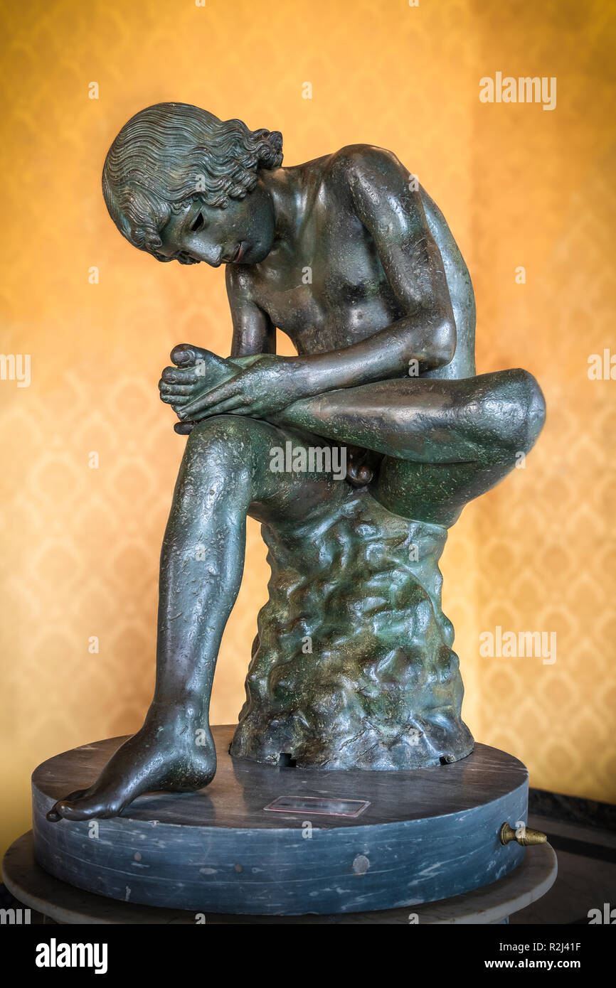 Die pinario", Junge ziehen einen Dorn aus seinem Fuß. Ein 1. centuary BC Roman, bronze, Statue im Palazzo dei Conservatori, Teil der Kapitolinischen Musem Stockfoto