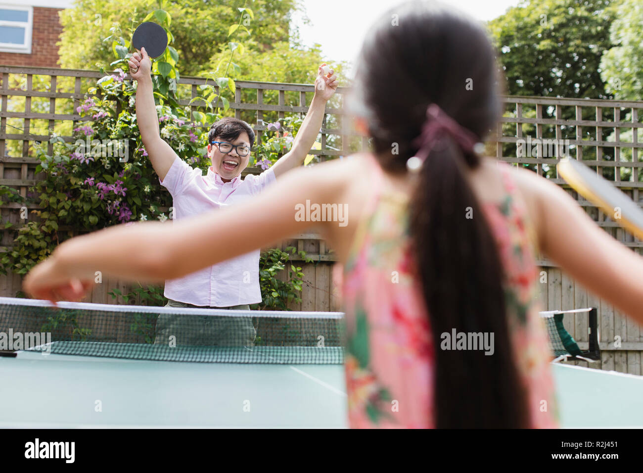 Exuberant Vater und Tochter Tischtennis spielen Stockfoto