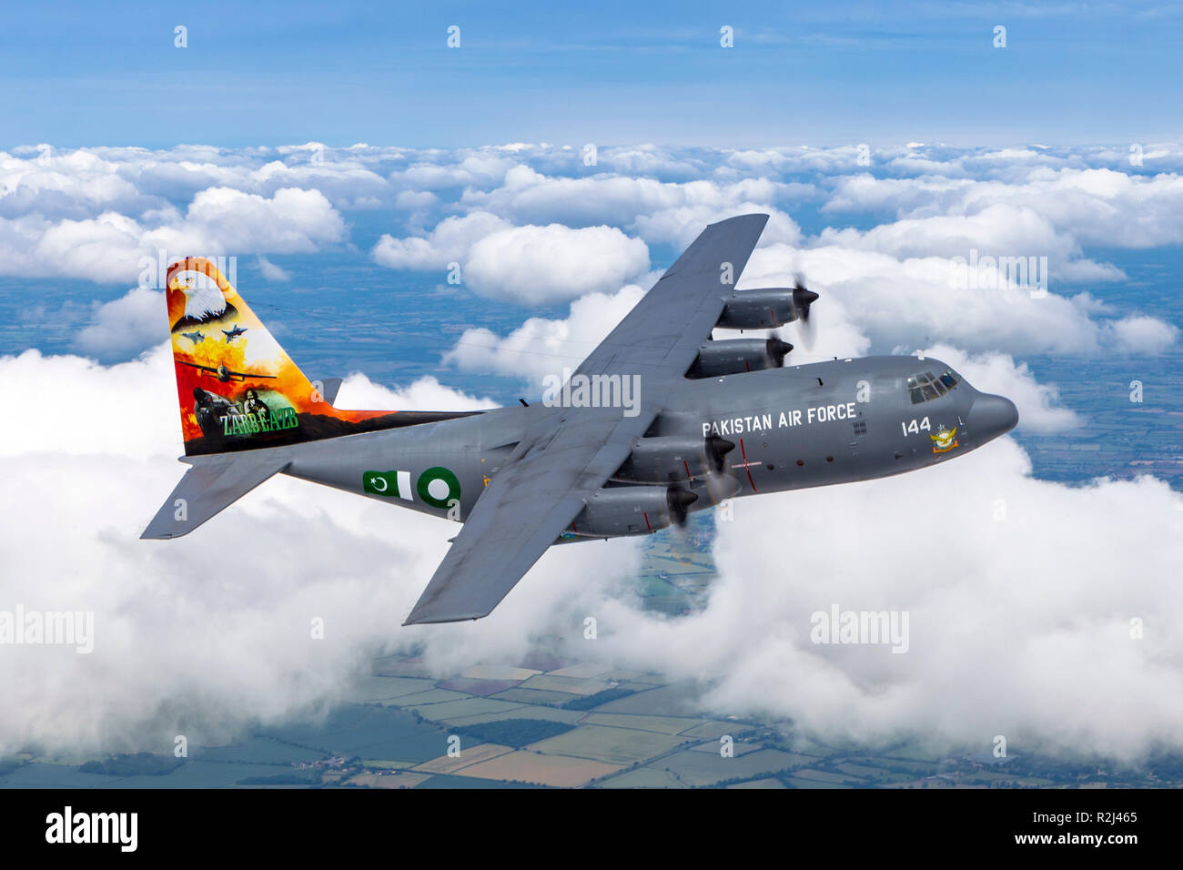 Pakistan Air Force Lockheed C-130 Hercules im Flug. Im Royal International Air Tattoo (RIAT) fotografiert. Stockfoto