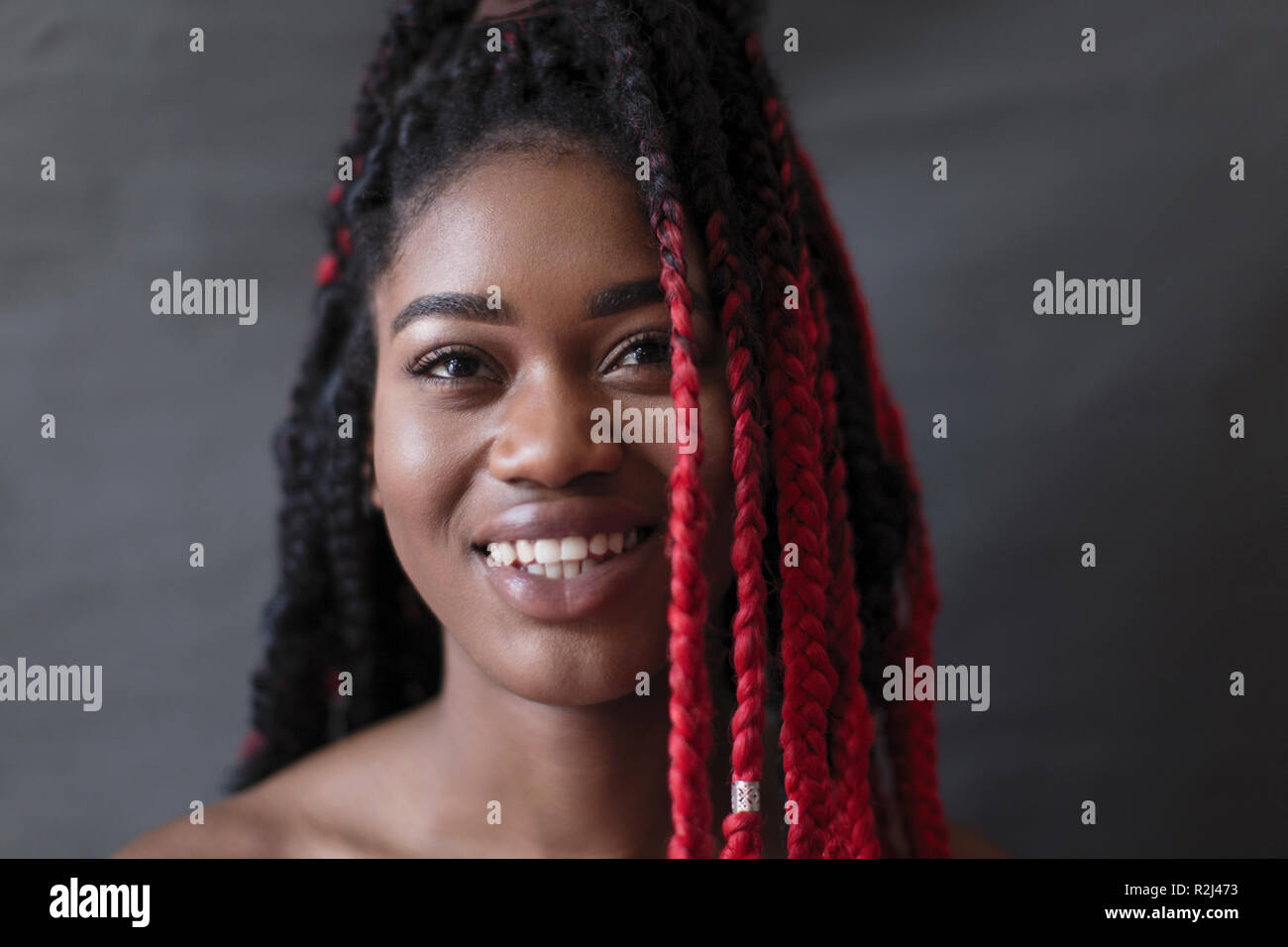 Porträt Lächeln, selbstbewussten jungen Frau mit roter Paspel Stockfoto