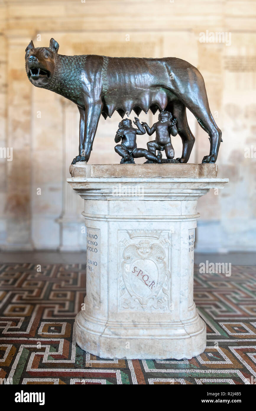 Die Kapitolinischen Wolf, 11. bis 12. Jahrhundert Bronze Skulptur Darstellung einer Wölfin säugt das Mythische twin Gründer Roms, Romulus und Remus. In Th Stockfoto