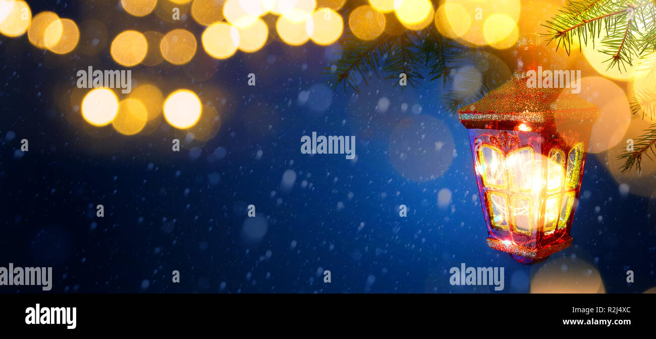 Kunst Weihnachtsbaum und Urlaub Licht Dekoration auf blauem Hintergrund Stockfoto