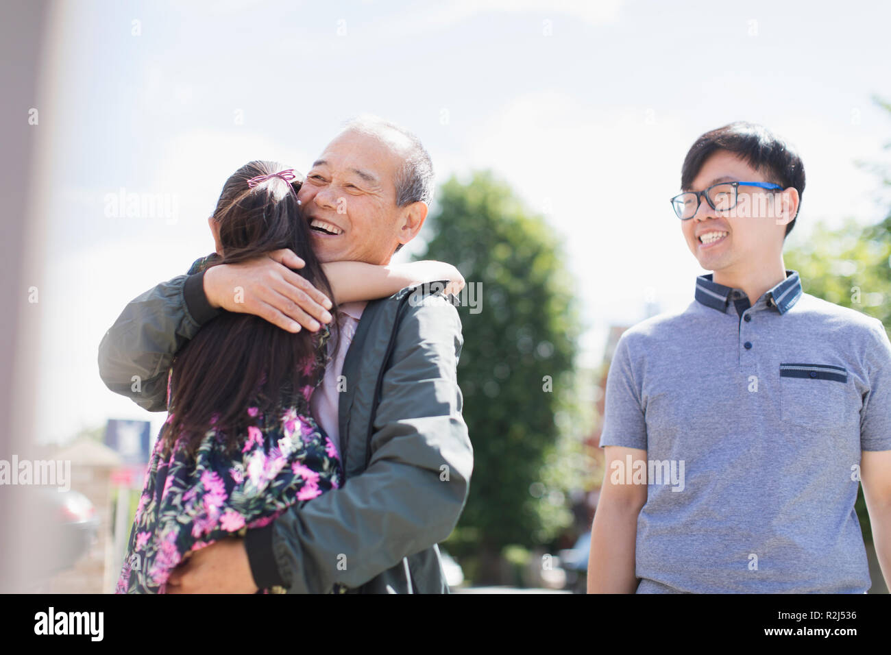 Liebevolle Großvater und Enkelin umarmen Stockfoto