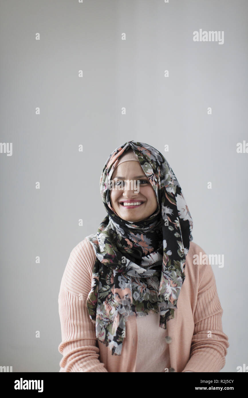 Porträt Lächeln, selbstbewusste Frau mit floralen Hijab Stockfoto