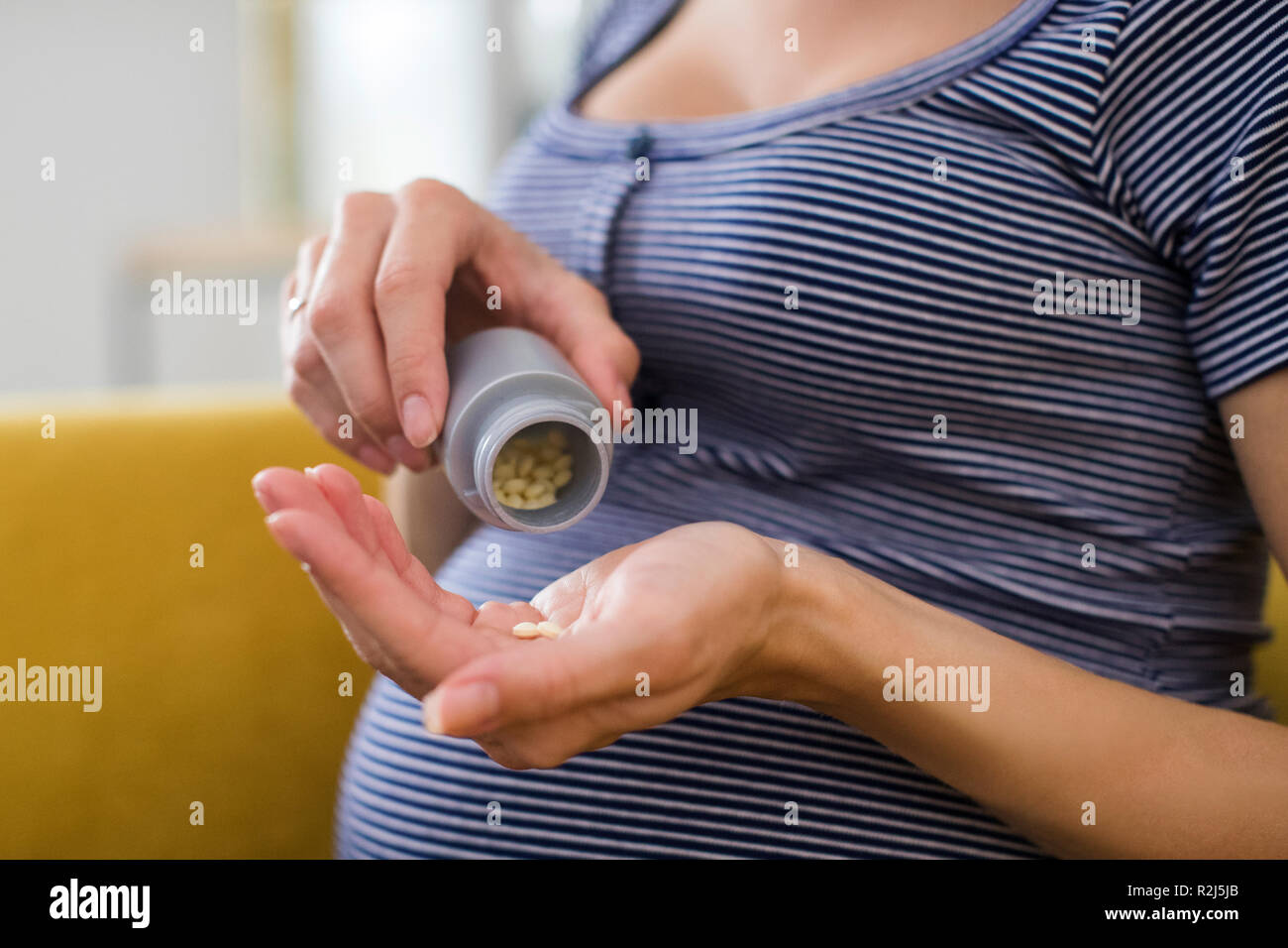 In der Nähe der schwangeren Frau, die Folsäure Tabletten Stockfoto