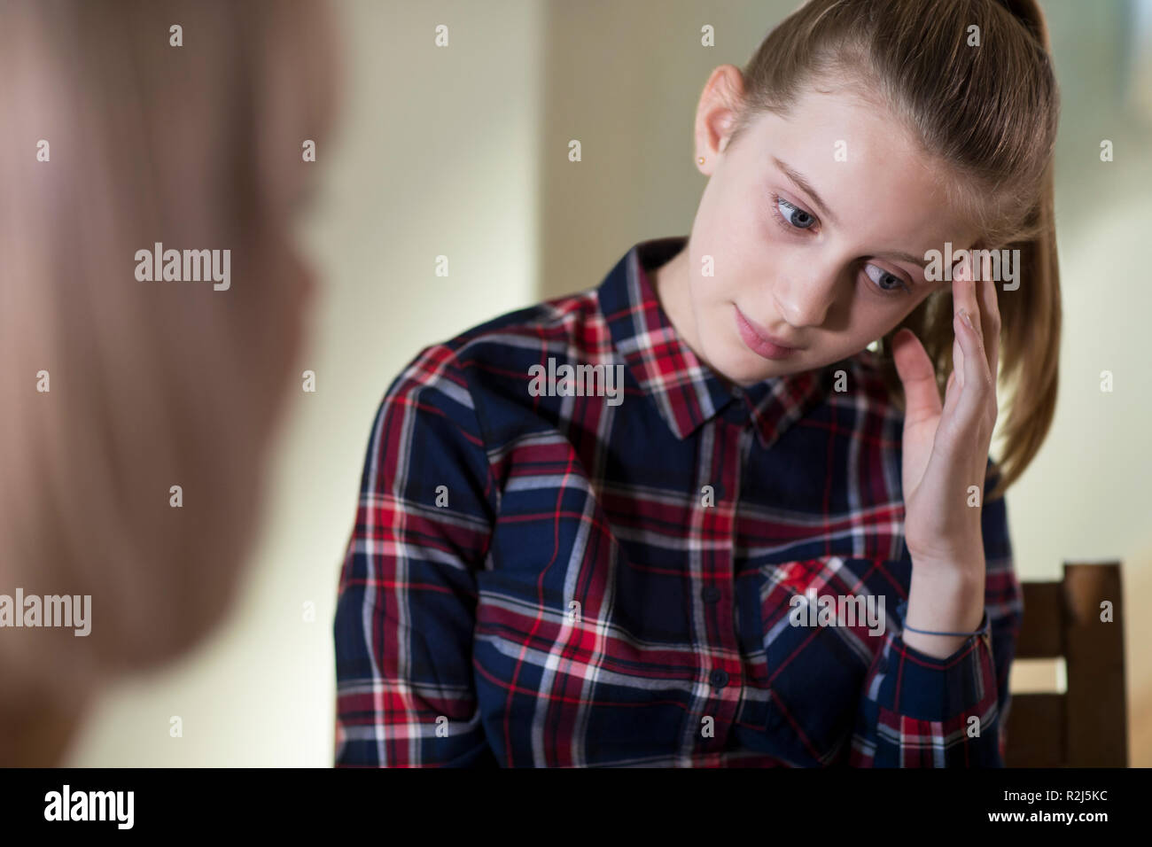 Deprimiert Jugendmädchen Treffen mit Ratgeber Stockfoto
