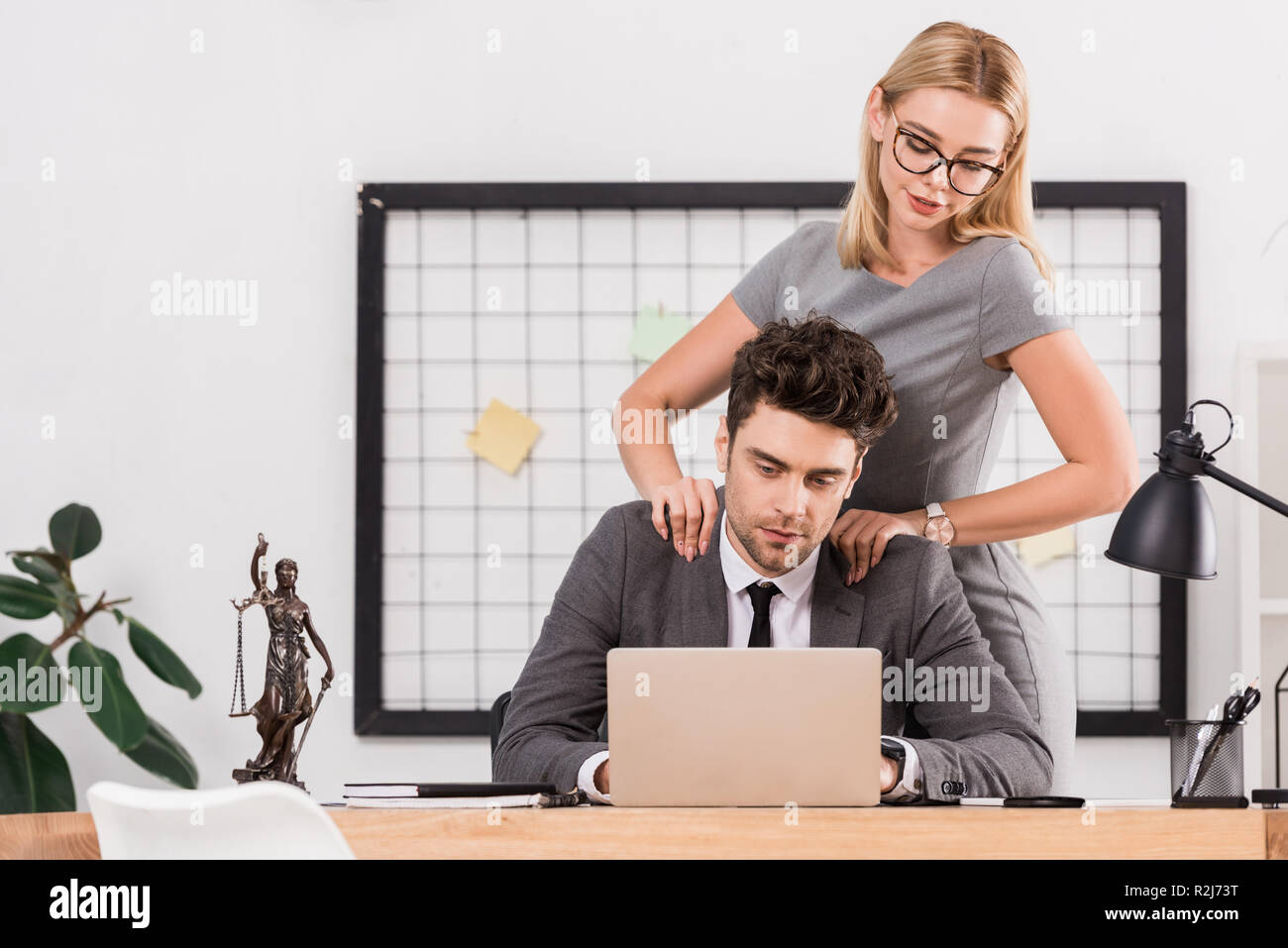 Geschäftsfrau, Massage mit Kollegen am Arbeitsplatz im Büro, Büro Romanze Konzept Stockfoto