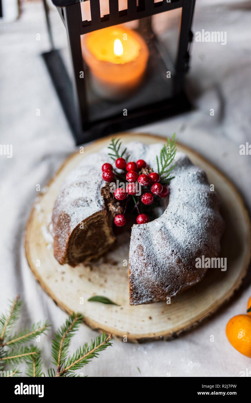 Weihnachten und das neue Jahr Kuchen mit Beeren und Weihnachtsbaum Brunch auf Holz, Laterne hinter auf weißem Hintergrund Stockfoto