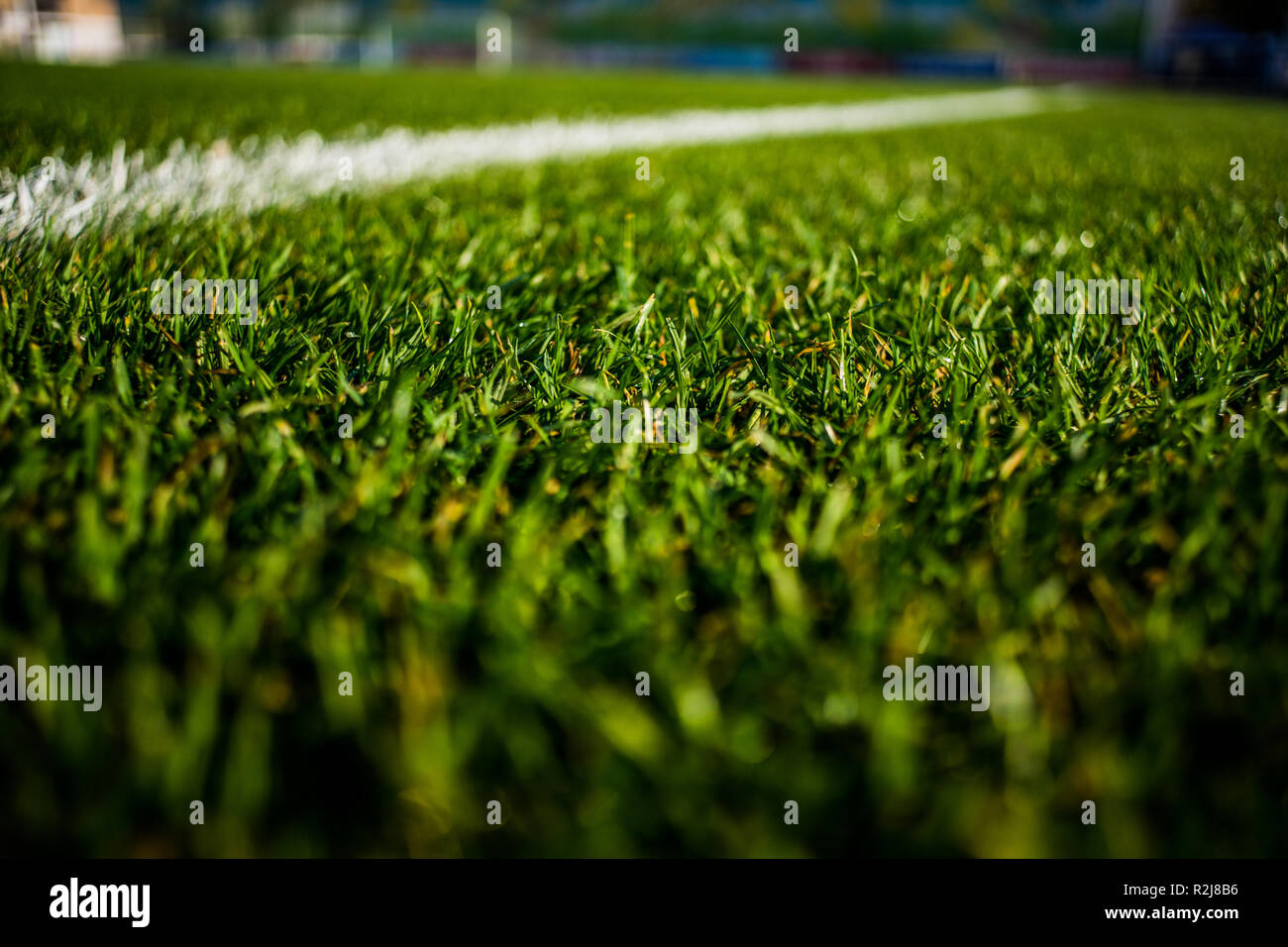 Grün leuchtend bunten Rasen der Fußball stafium, mit schönen Bokeh und Streifen in der Nähe Stockfoto