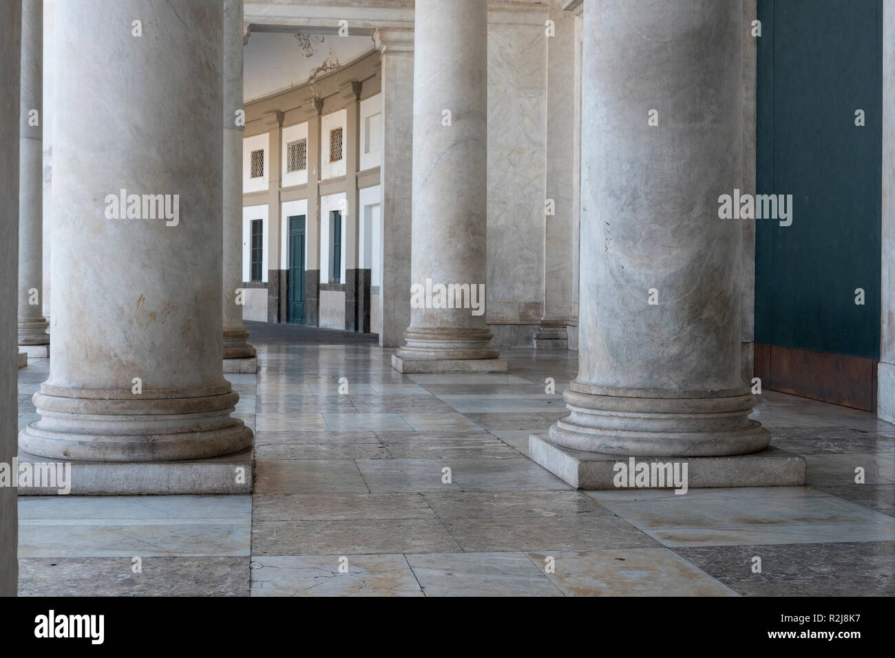 Die Spalten der Kirche von San Francesco Di Paola. Attraktion von Neapel in Italien. Stockfoto