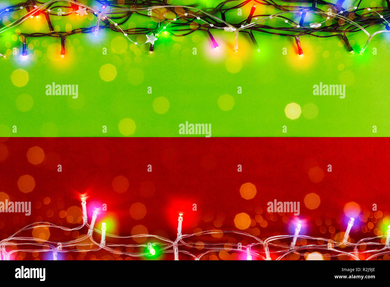 Weihnachtsbeleuchtung an der grünen und roten Hintergrund. Nützlich für Weihnachten/Neujahr Grußkarte Hintergrund Stockfoto