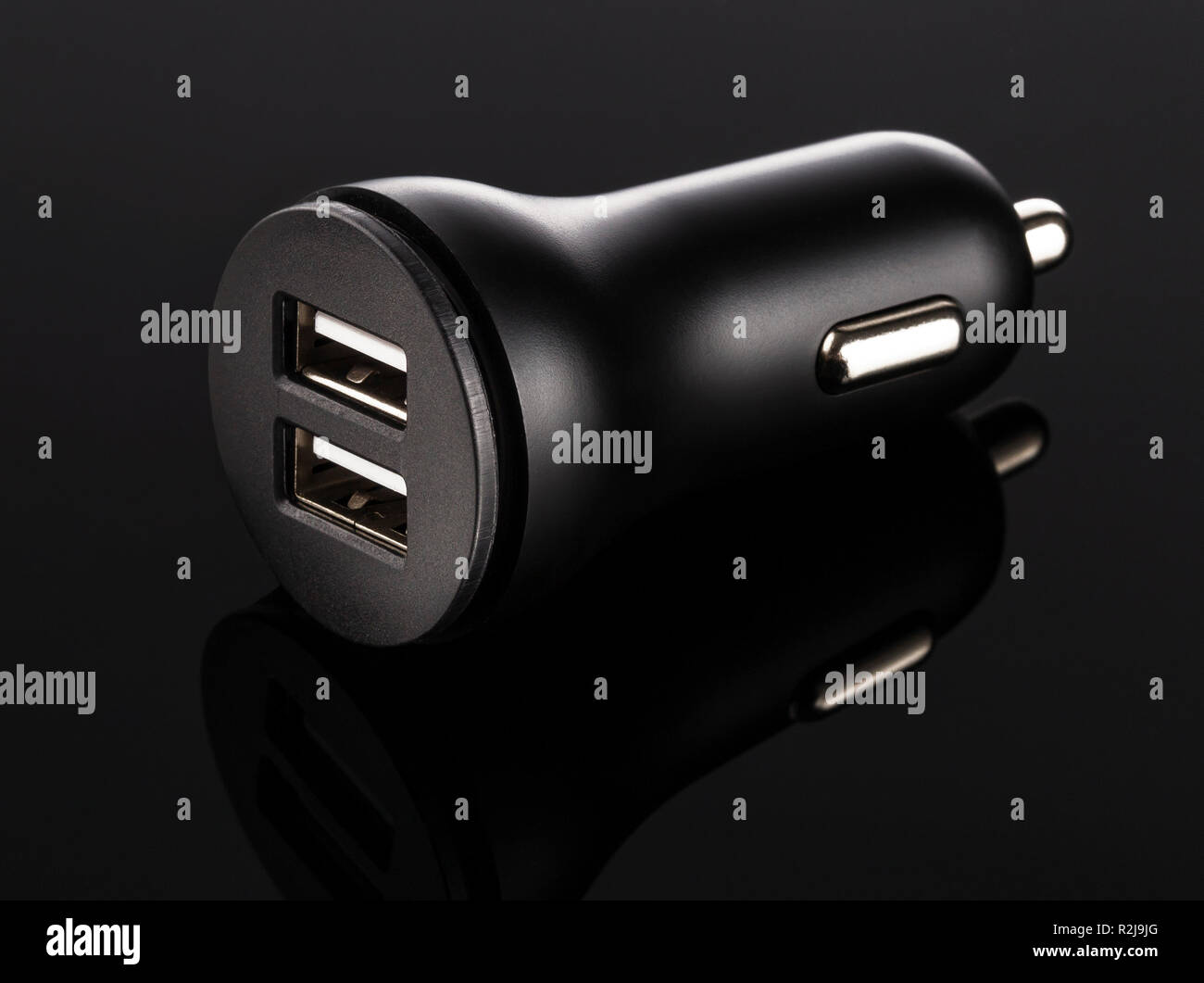 Dual usb Car Charger über schwarzen Hintergrund. Held schuss Produktfotografie Stockfoto