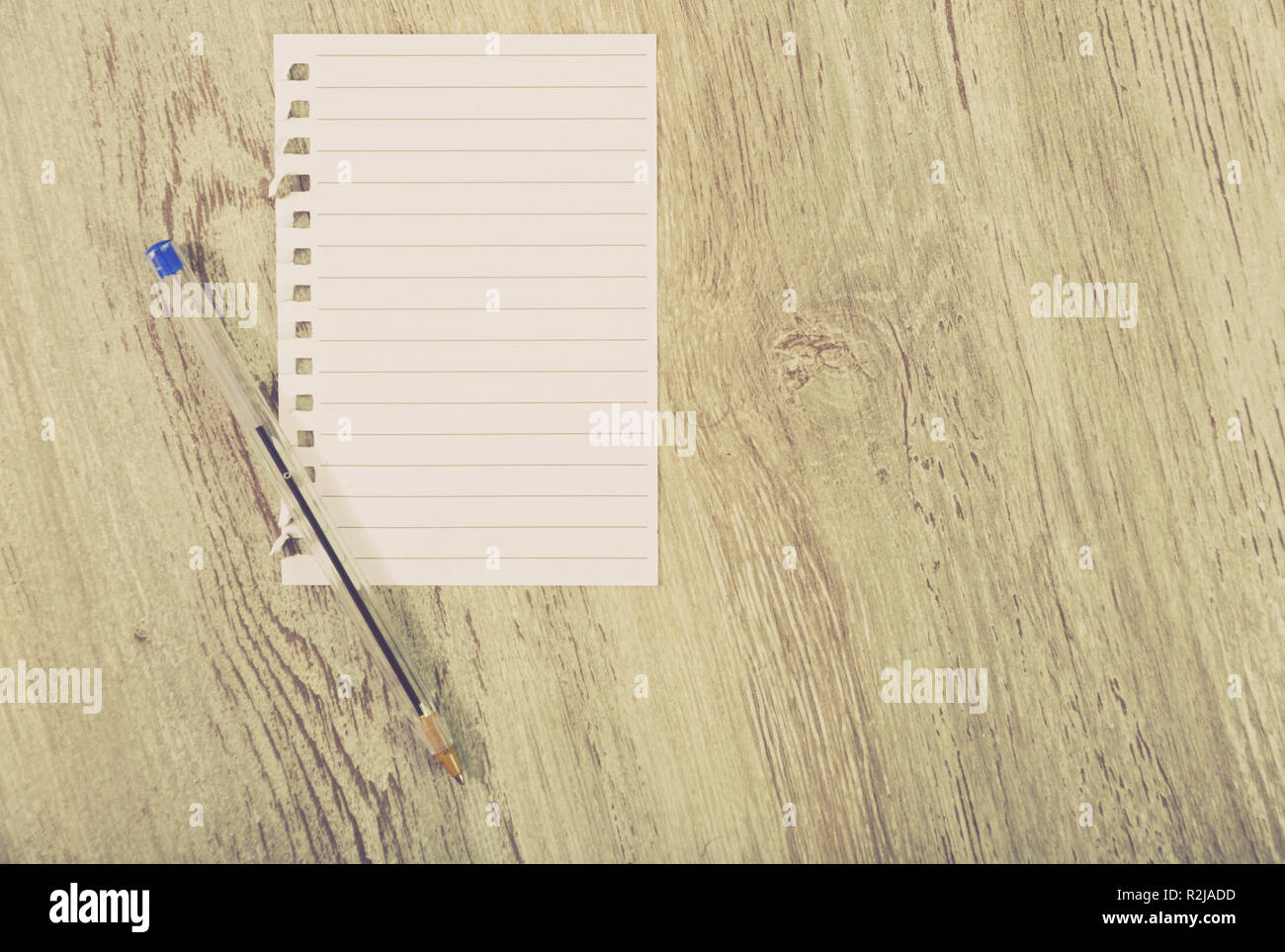 Abgerissene Seite in Linie auf Tabelle mit Stift Stockfoto