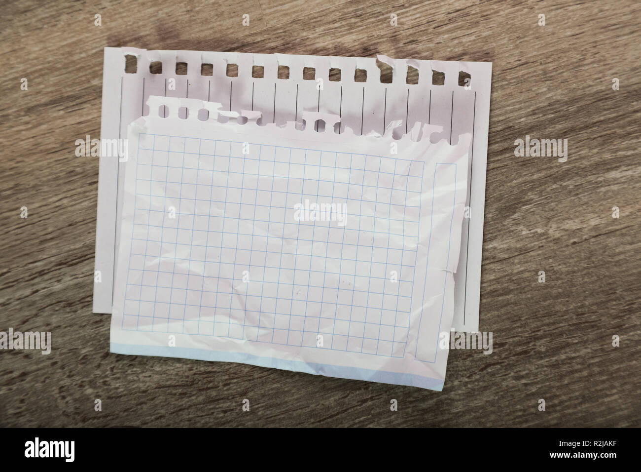 Zerrissene Blätter im Notebook auf dem Tisch Stockfoto