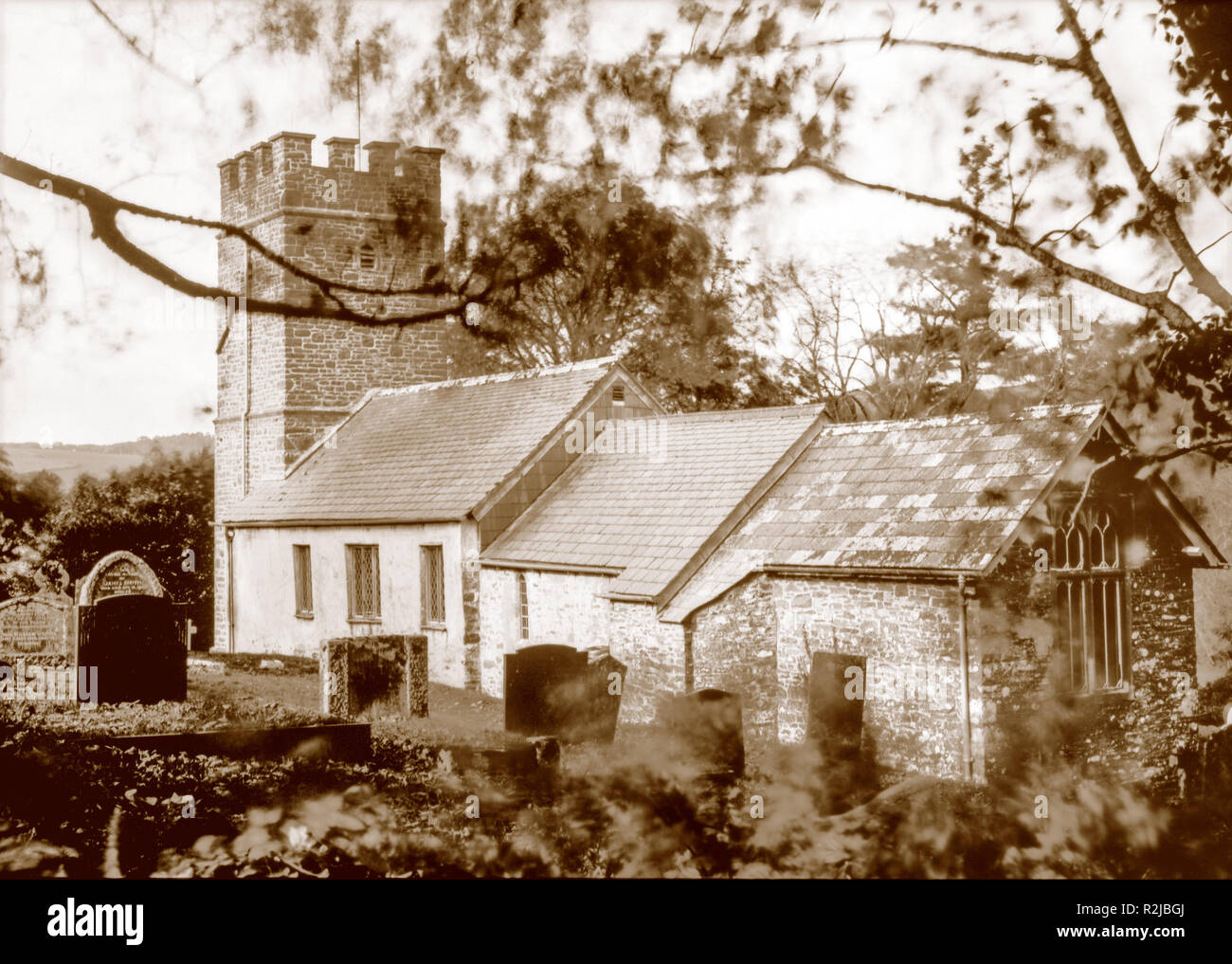 Sepiafarbene Fotografie, die im Oktober 2018 in einer 7 x 5-Zoll-Plattenkamera der Kirche St. Mary in Oare (berühmt in Lorna Doone) auf Papiernegativ aufgenommen wurde. Stockfoto