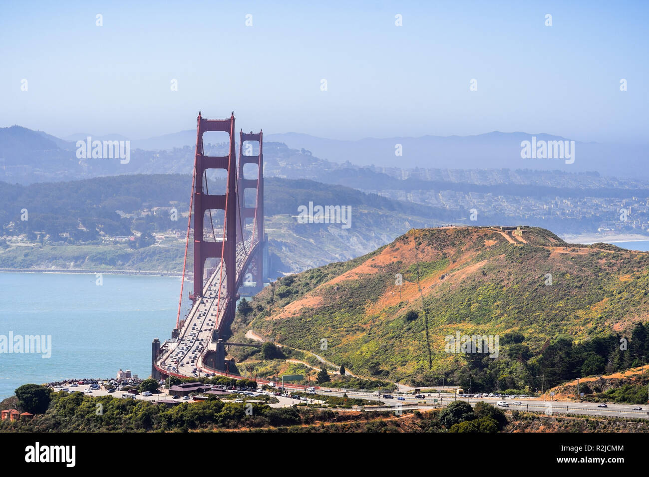 Luftaufnahme der Golden Gate Bridge und der Autobahn durch die grünen Hügel von Marin Headlands an einem sonnigen Morgen begrenzt; San Francisco Bay Area. Stockfoto