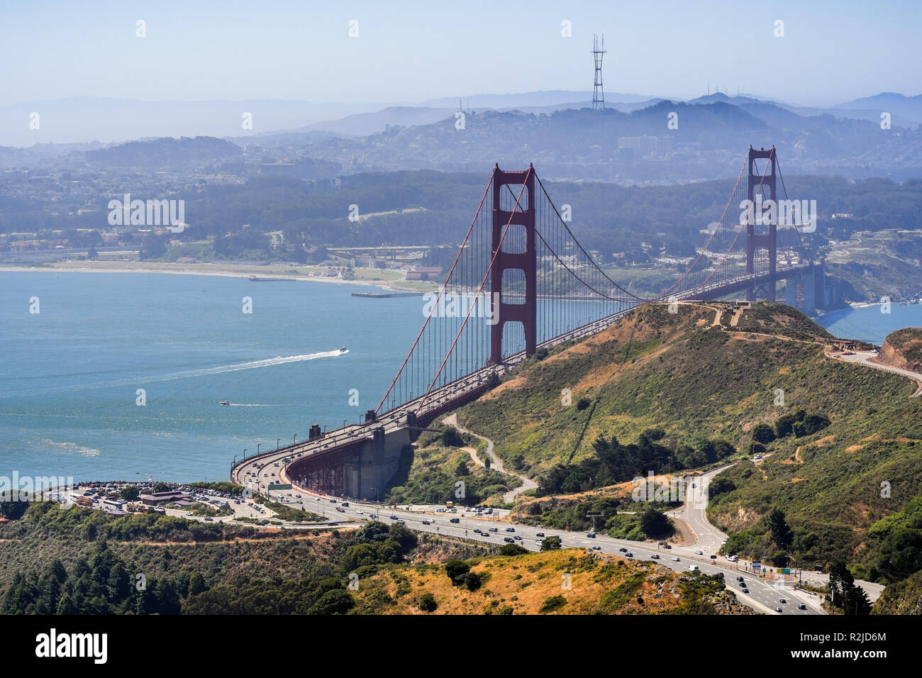 Luftaufnahme der Golden Gate Bridge und der Autobahn durch die grünen Hügel von Marin Headlands an einem sonnigen Morgen begrenzt; San Francisco Bay Area. Stockfoto