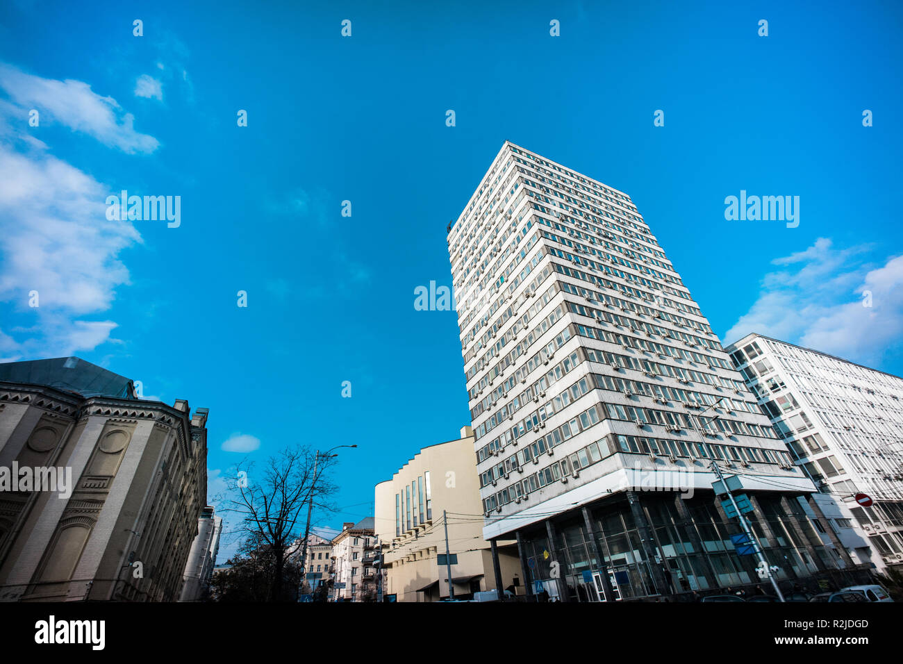 Klassische Kiew Büro hochhaus in der Mitte der Stadt mit blauen hdr Sky auf Hintergrund Stockfoto