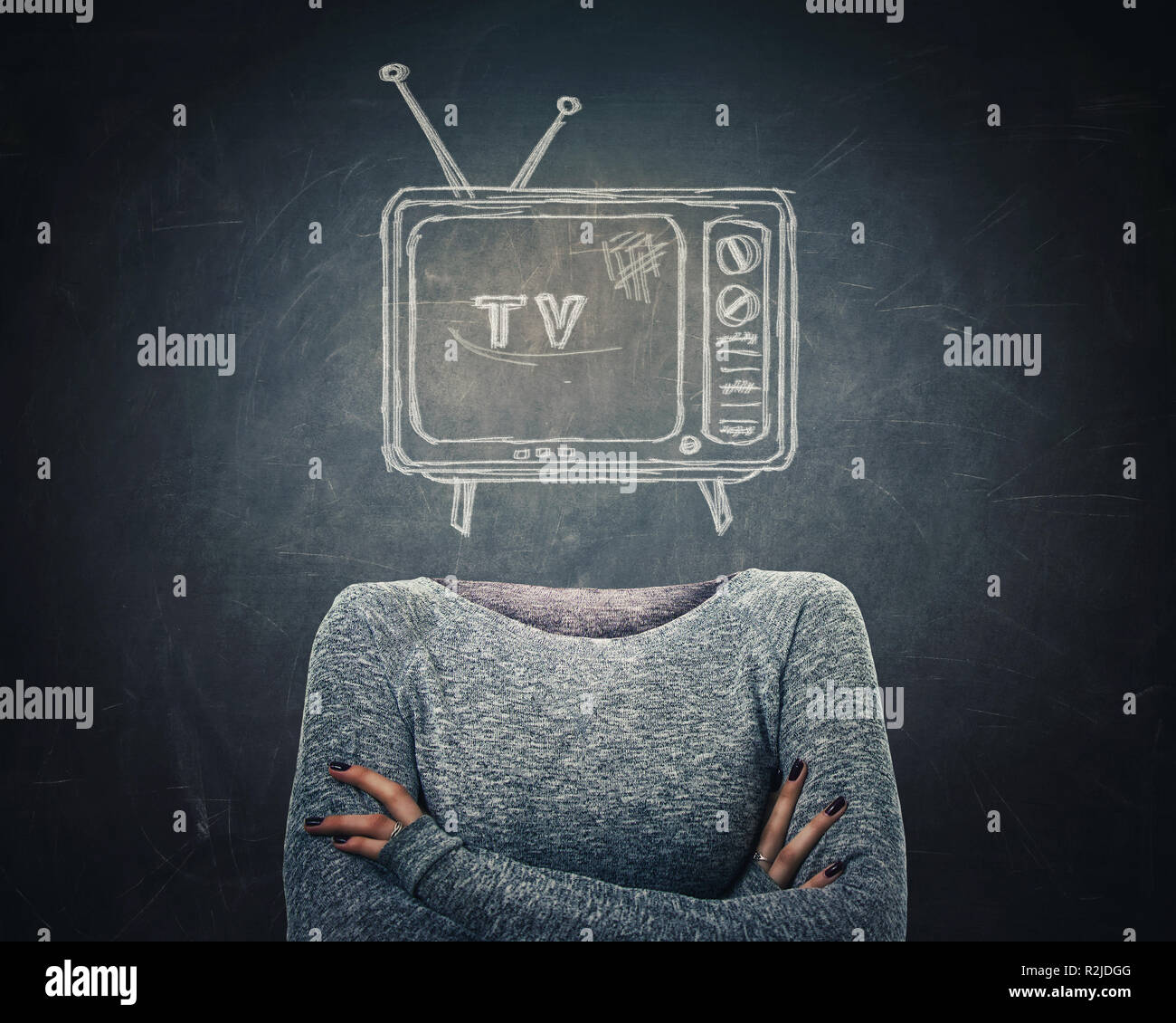 Surreale junge Süchtige Frau mit verschränkten Armen und TV-Symbol Skizze anstelle von Kopf über blackboard Hintergrund. Fernsehen Manipulation und Gehirnwäsche Stockfoto