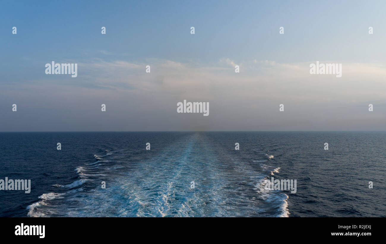 Wellen hinter einem Kreuzfahrtschiff Stockfoto