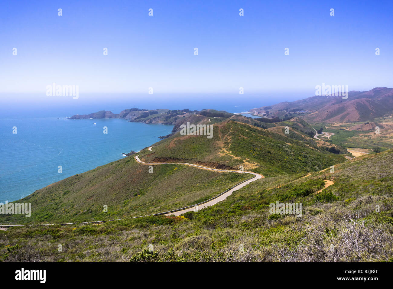 Schöne Aussicht auf die grünen Hügel von Marin Headlands durch eine kurvenreiche Straße überquerte; den Pazifik Küste im Hintergrund; San Francisco Bay Stockfoto