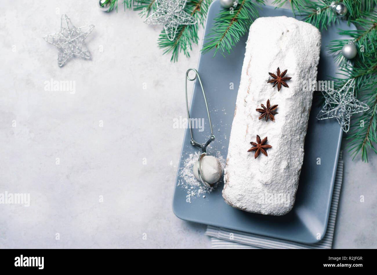 Brot Kuchen mit Puderzucker bestäubt, Weihnachten und Winter Urlaub gönnen, hausgemachte Pound Cake auf grauem Hintergrund Stockfoto