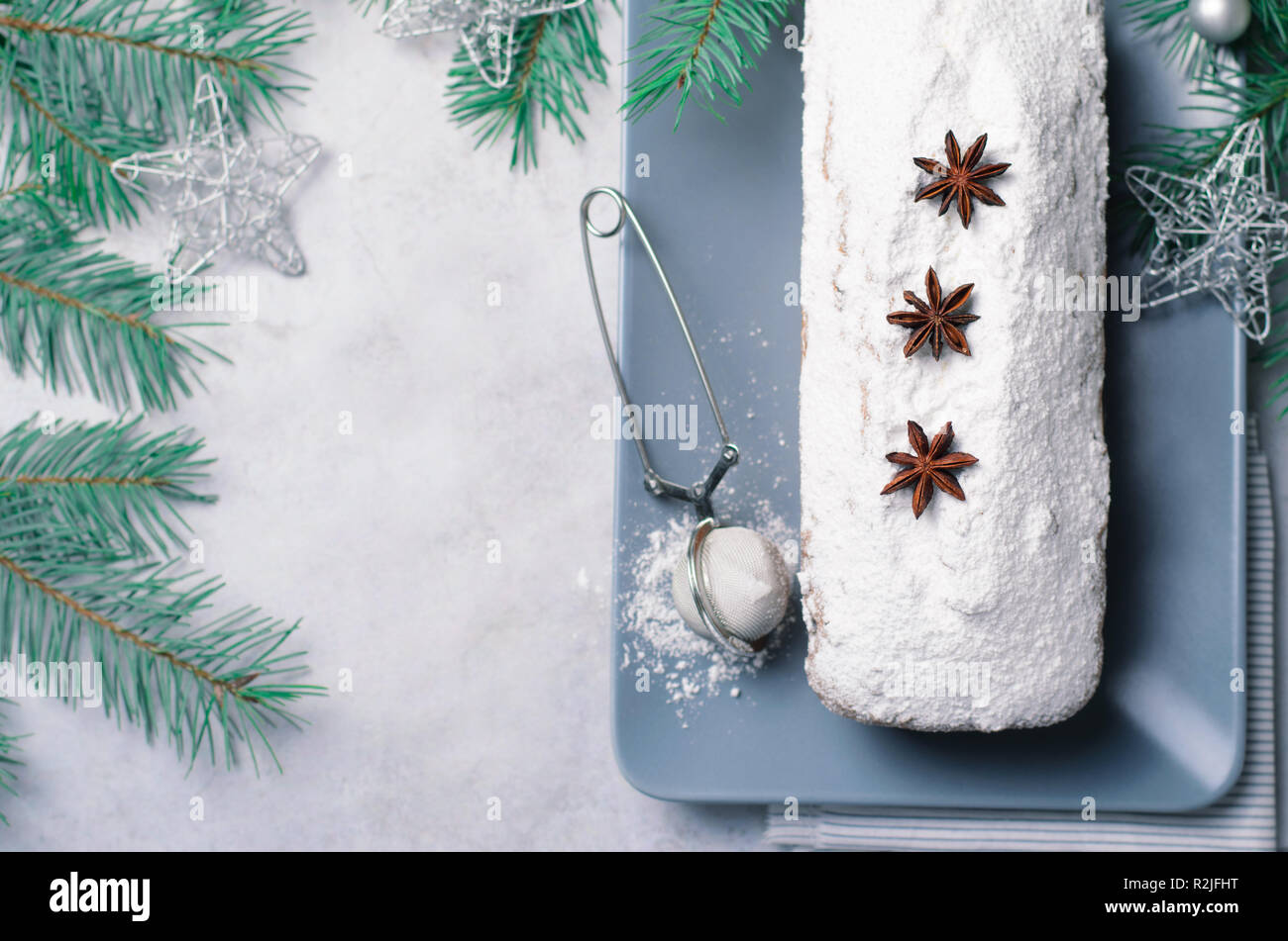 Brot Kuchen mit Puderzucker bestäubt, Weihnachten und Winter Urlaub gönnen, hausgemachte Pound Cake auf grauem Hintergrund Stockfoto