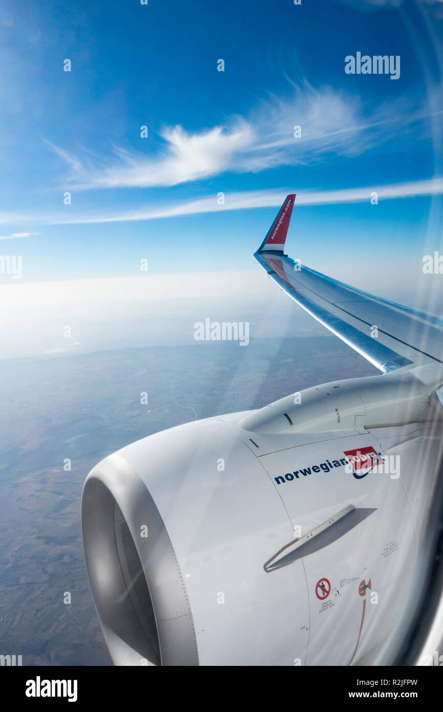 Blick aus dem Flugzeug Fenster auf Norwegian Air Flug Stockfoto