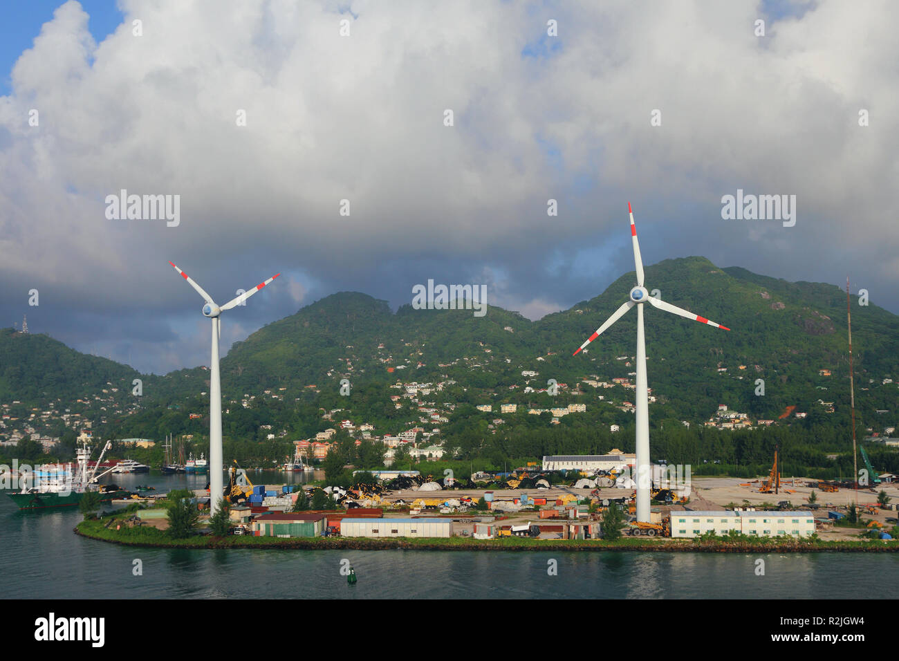 Windkraftanlagen auf dem Meer Küste. Victoria, Mahe, Seychellen Stockfoto