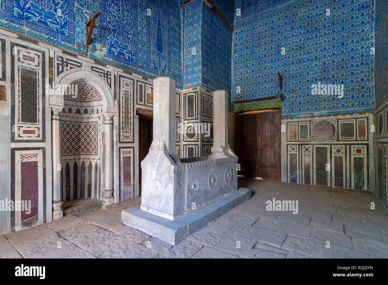 Grab von Ibrahim Agha Mustahfizan, in die Moschee von Aqsunqur (Blaue Moschee), Bab El Wazir Bezirk, alte Kairo, Ägypten befestigt Stockfoto