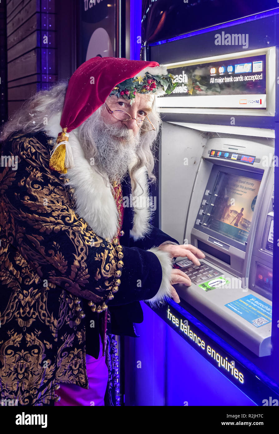 Der Weihnachtsmann mit einem Geldautomaten/ATM in Stratford-upon-Avon, England, Großbritannien Stockfoto