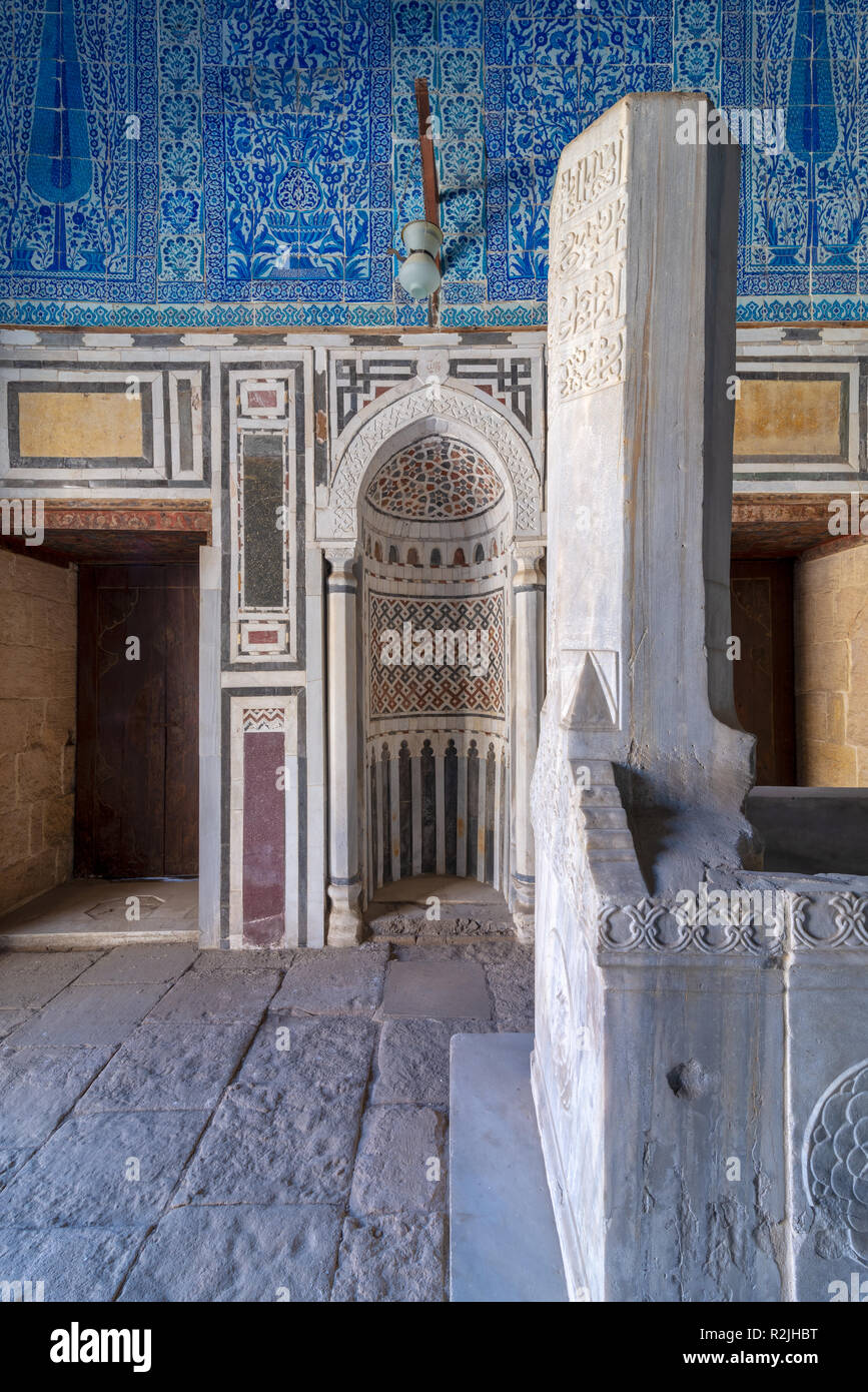 Grab von Ibrahim Agha Mustahfizan, in die Moschee von Aqsunqur (Blaue Moschee), Bab El Wazir Bezirk, alte Kairo, Ägypten befestigt Stockfoto