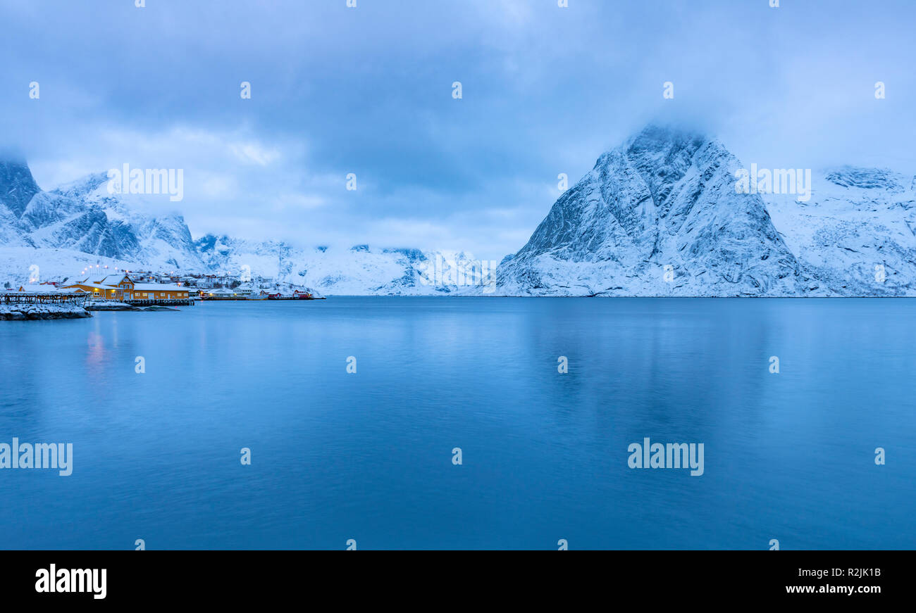 Suchen gegenüber Reinefjord Olstind auf den Lofoten zu montieren Stockfoto