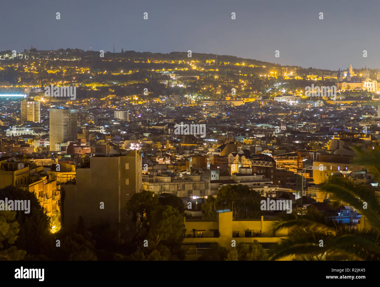 Wohngegend Von Barcelona Bei Nacht Die Aussicht Von Oben Stockfotografie Alamy