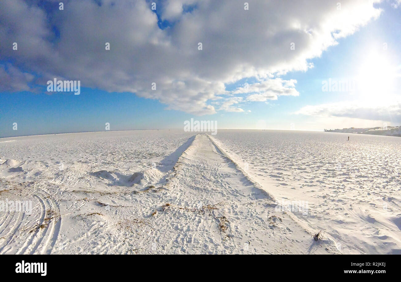 Winterlandschaft mit gefrorenen Meer, Schnee, Eis und Pier, der in die Unendlichkeit, Nida, Litauen Stockfoto