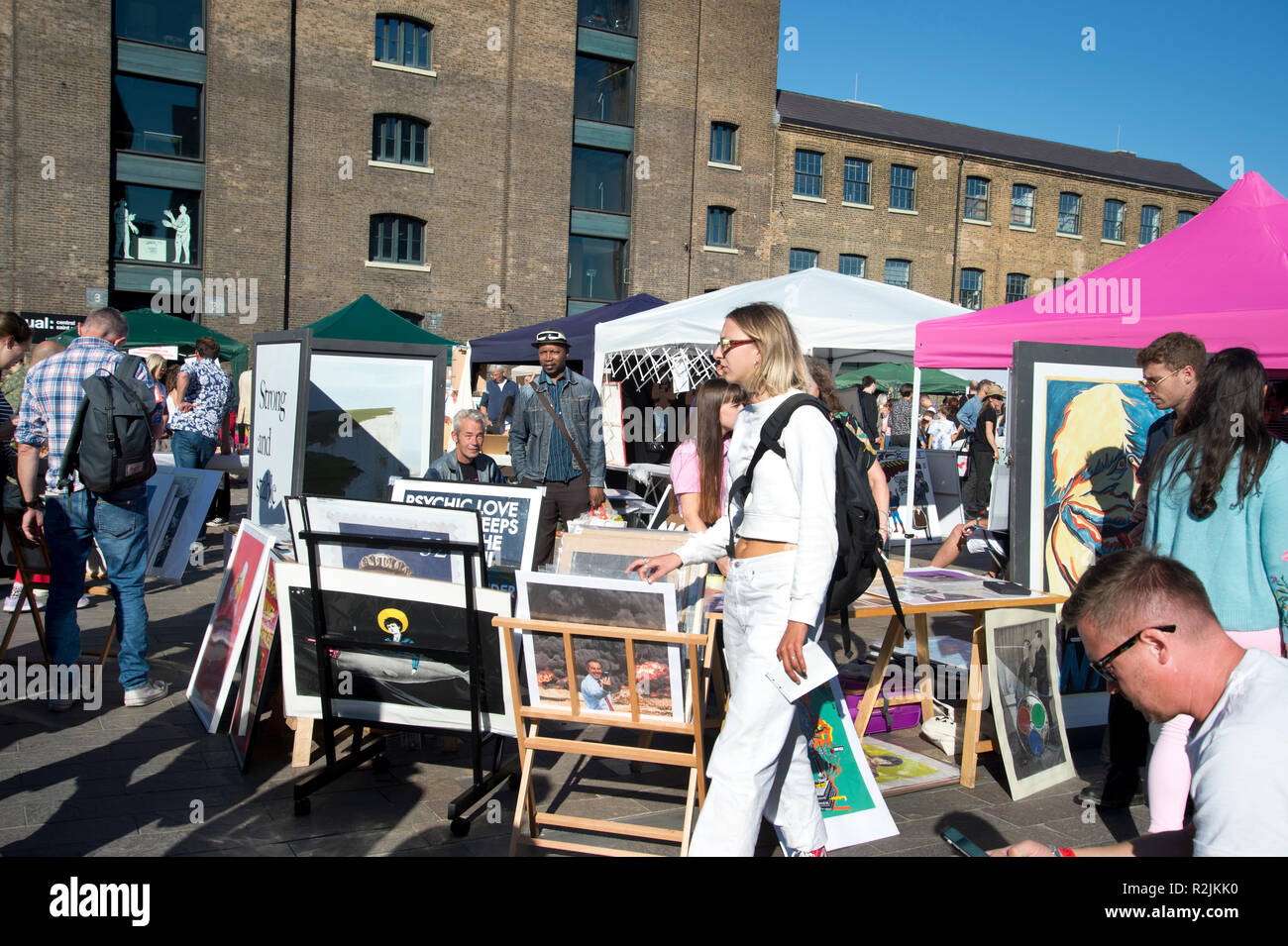 Kofferraum Art Fair 2018, Getreidespeicher Square, Kings Cross. Springen Eidechsen stall verkaufen politischen Plakate Stockfoto