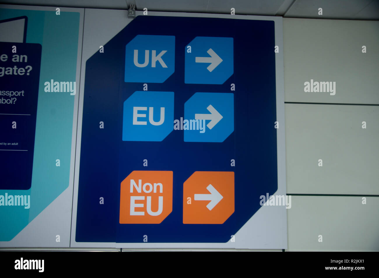 Flughafen Gatwick. Eu- und nicht EU-Beitritt Zeichen Stockfoto