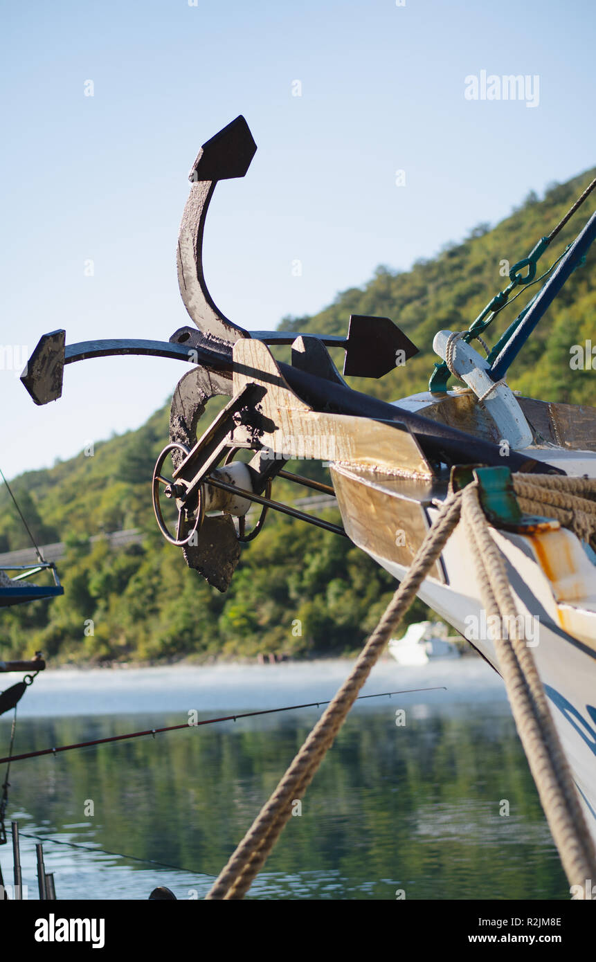 Holz- Boot vorne, Bug mit einem eisernen Anker. Stockfoto